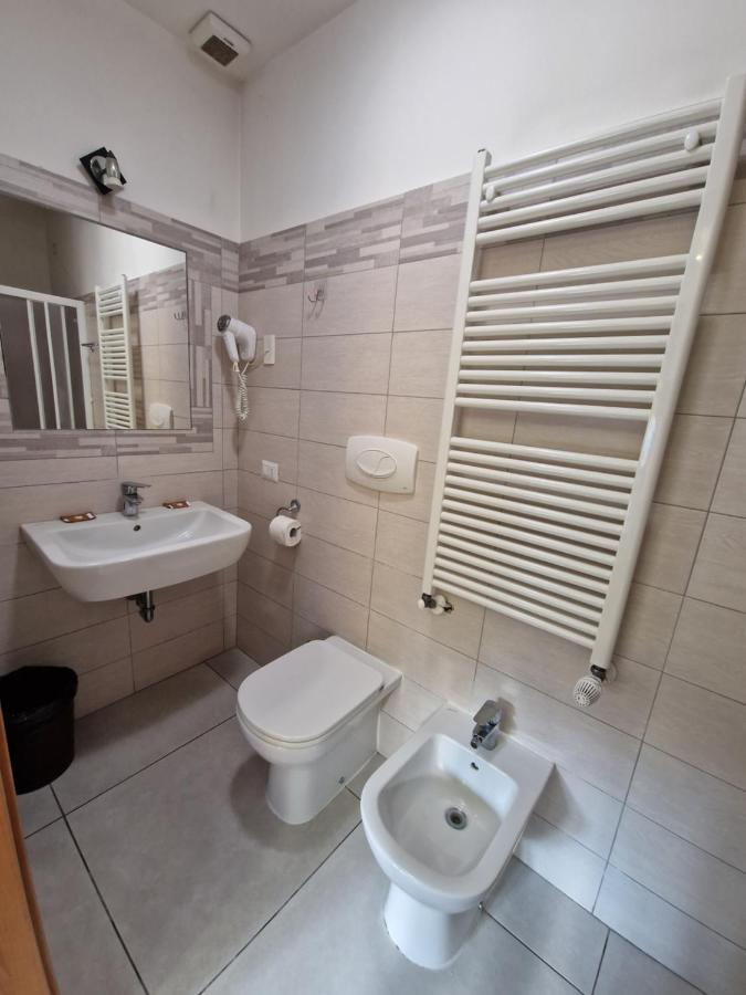Hotel Bonola Milan Bagian luar foto